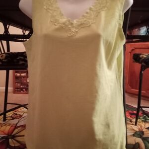 White Sag Top Size Medium Green w/V-Neck w/Lace